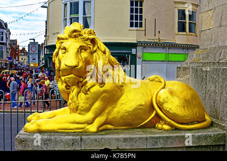 Weymouth Dorset Zentrum Golden lion Hüter der Statue von König Georg III. Stockfoto