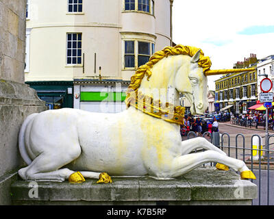 Weymouth Dorset Stadtzentrum weiß goldenes Einhorn Wächter der Statue von König George III Stockfoto