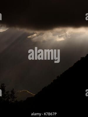 Licht durch die Wolken auf das Tal Stockfoto