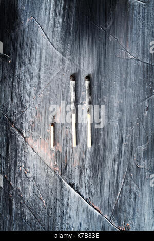 Spiele in Folge gegen einen dunklen grunge Hintergrund. Stockfoto