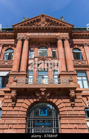 Rote Fassade des Gebäudes der Deutschen Bank in Bremen Stockfoto