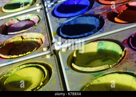 Nahaufnahme der verwendeten Grundfarben Wasser Farbe Farbe Boxen. Stockfoto