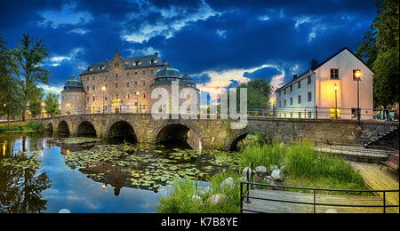 Panoramablick auf das HDR-Bild von orebro Burg und Brücke im Wasser der Svartan Fluss in der Dämmerung widerspiegelt, Schweden Stockfoto