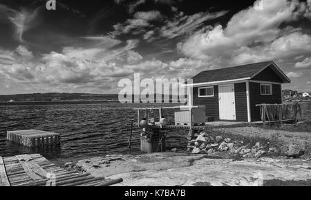 Rustikale holz Hütte auf Stelzen und Boot Helling aus Protokollen vorgenommen, Neufundland, Kanada Stockfoto