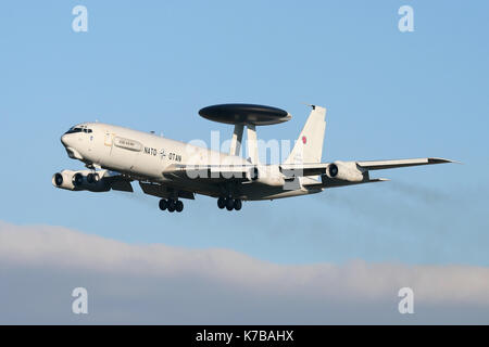 Deutschland NATO E-3A Sentry während der Annäherung an RAF Lakenheath auf einem hellen Morgen. Stockfoto