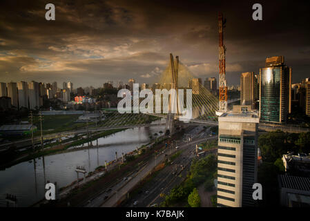 Die Octavio FRIAS de Oliveira Brücke ist eine im Mai 2008 eröffnete Seilbrücke in São Paulo, Brasilien über den Fluss Pinheiros. Stockfoto