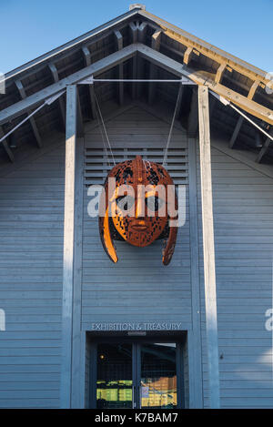 Sutton Hoo Suffolk, große skulpturale Replik eines Angelsächsischen Helm über dem Eingang zum Sutton Hoo Visitor Centre, Suffolk UK ausgesetzt. Stockfoto