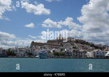 Hafen und die Altstadt von Ibiza, Balearen, Spanien. Mit einer Bevölkerung von 48,484, die Stadt ist die Hauptstadt dieses touristischen Insel. Stockfoto