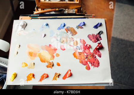 Hohe Betrachtungswinkel von Aquarellfarben auf Papier am Tisch in der Werkstatt Stockfoto