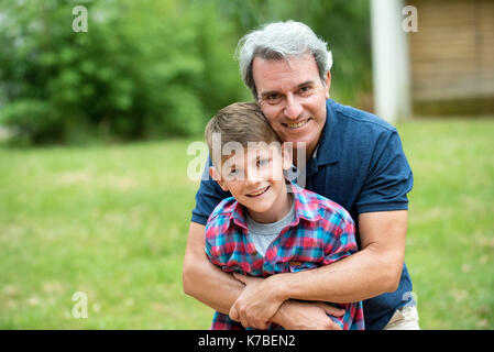 Großvater mit Enkel draussen, Porträt Stockfoto