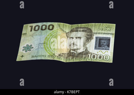 Chilenische 1000 peso Banknote auf schwarzem Hintergrund. Stockfoto