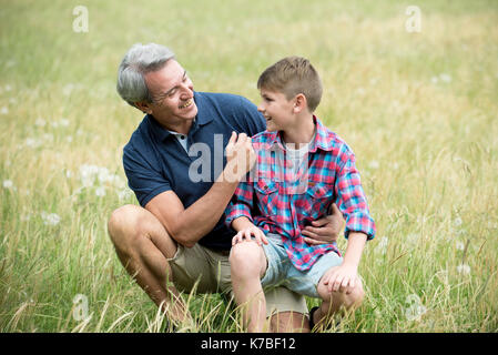 Großvater und Enkel, die Zeit im Freien verbringen Stockfoto