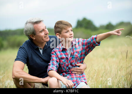 Großvater und Enkel, die Zeit im Freien verbringen Stockfoto