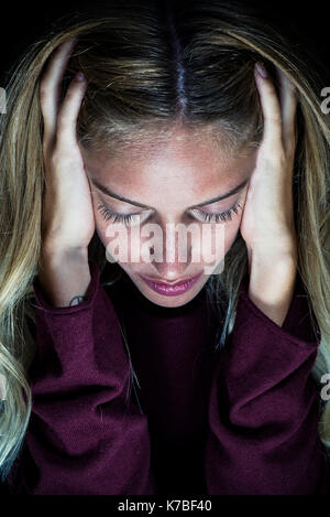 Frau mit Hände über die Ohren Stockfoto