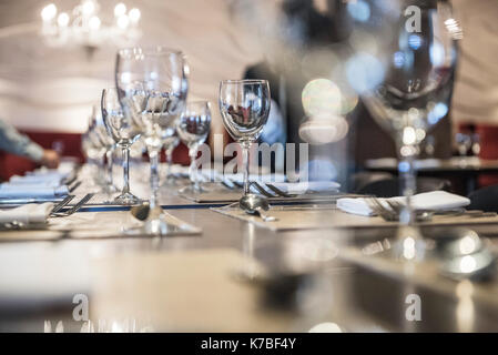 Weingläser auf Tisch Stockfoto