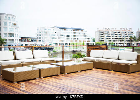 Deck mit Blick auf Marina luxury hotel Stockfoto