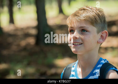 Junge, die lächelnd im freien Stockfoto