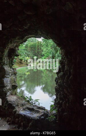 Blick auf See durch Höhle Fenster in Terra Nostra Park in Furnas, Sao Miguel, Azoren, Portugal Stockfoto