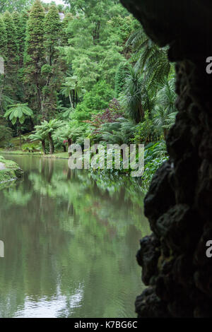 Blick auf See durch Höhle Fenster in Terra Nostra Park in Furnas, Sao Miguel, Azoren, Portugal Stockfoto