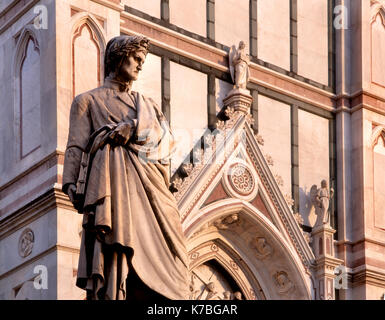 Florenz, Toskana, Italien. Statue des Dichters Dante Alighieri vor der Kirche Santa Croce in Piazza Santa Croce Stockfoto