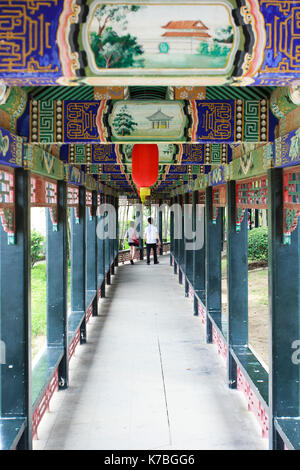 Xiamen, China - Jun 2, 2014: der traditionellen chinesischen Architektur, Säule entlang des Korridors Stockfoto