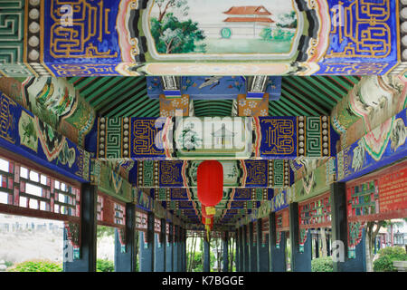 Xiamen, China - Jun 2, 2014: der traditionellen chinesischen Architektur, Säule entlang des Korridors Stockfoto