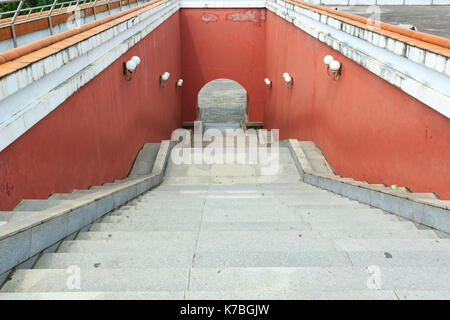 Xiamen, China - Jun 2, 2014: Downhill Straße mit alten Lampen Stockfoto