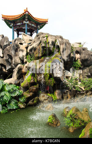 Xiamen, China - Jun 2, 2014: Pavillon und Steingarten in Xiamen Tongan Film und Fernsehen Stadt Stockfoto