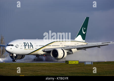 PIA Pakistan Internatinal Airlines Boeing 777 bestückte Landung auf Piste 23 am Flughafen Manchester Stockfoto