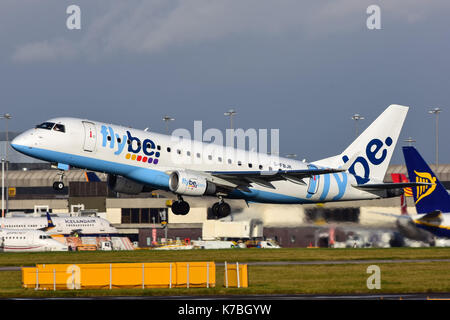 Flybe Embraer ERJ 175 Abreise des Flughafens Manchester, England, Grossbritannien Stockfoto