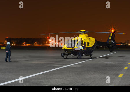 Eurocopter EC 135 Polizei Hubschrauber an RAF Northolt Basis in London, Großbritannien Stockfoto