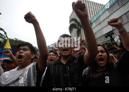 Manila, Philippinen. 15 Sep, 2017. Protesters shout Slogans während einer Kundgebung gegen angebliche US Beteiligung an militärischen Operationen, in der Nähe der US-Botschaft in Manila, Philippinen Am Freitag, dem 15. September 2017 wird der 16. Jahrestag der Schließung der US-Militärbasen in den nördlichen Philippinen 1991 zeitgleich nach einem Votum des Senats. Credit: Richard James M. Mendoza/Pacific Press/Alamy leben Nachrichten Stockfoto