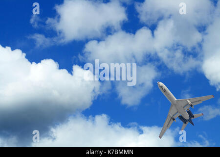 Pkw Flugzeug fliegen in blauer Himmel mit Wolken Stockfoto