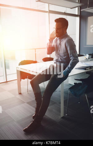 Gut aussehender Geschäftsmann in einem modernen Bürogebäude Stockfoto