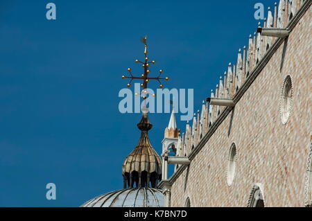 Fragment der Schönheit Saint Mark's Basilika und dem Dogenpalast entfernt im San Marco Square oder Piazza Venezia, Venedig, Italien, Europa Stockfoto