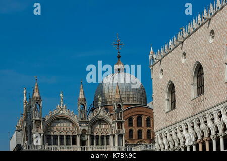 Fragment der Schönheit Saint Mark's Basilika und dem Dogenpalast entfernt im San Marco Square oder Piazza Venezia, Venedig, Italien, Europa Stockfoto