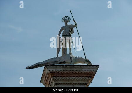 Statue von St. Theodor auf der Säule auf der Piazza San Marco, Venezia, Venedig, Italien, Europa Stockfoto