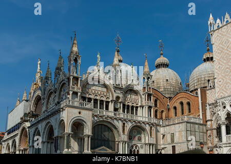 Fragment der Schönheit Saint Mark's Basilika und dem Dogenpalast entfernt im San Marco Square oder Piazza Venezia, Venedig, Italien, Europa Stockfoto