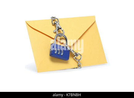 Gelbes Papier Umschlag mit Vorhängeschloss und Ketten befestigt. Auf weiß mit Freistellungspfad isoliert Stockfoto