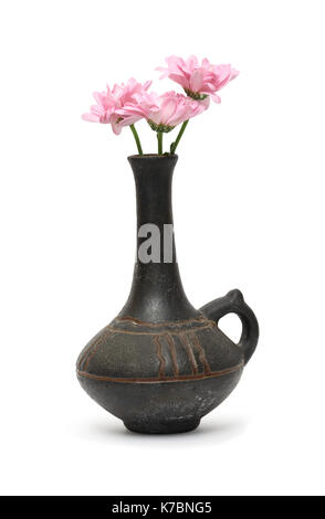 Die Gerbera daisy Innen antike Keramik Vase. Auf weiß mit Freistellungspfad isoliert Stockfoto