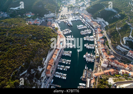 Luftaufnahme von Booten und Yachten in der Marina von Bonifacio, Korsika, Frankreich Stockfoto