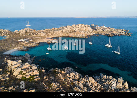 Segelyacht von der Lavezzi Insel verankert, Frankreich Stockfoto