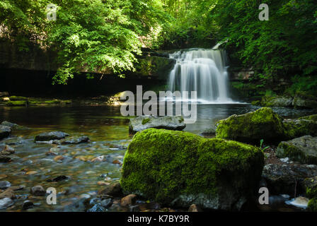 Kessel fällt auf Walden Beck im Dorf West Burton, Yorkshire Dales, England. Stockfoto