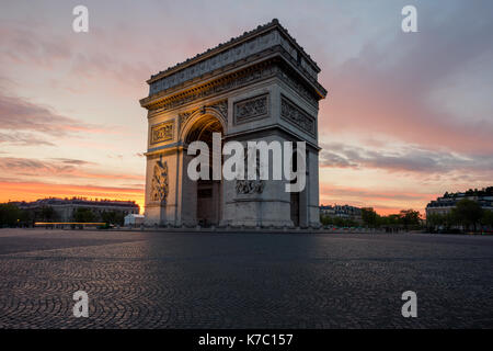 Arc de Triomphe und Champs Elysees, Sehenswürdigkeiten im Zentrum von Paris, bei Sonnenuntergang. Paris, Frankreich Stockfoto