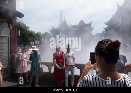 Yuyuan Garden Tea House, berühmte Touristenattraktion und traditionellen alten Chinesischen Gebäude in Shanghai, China, Asien in der Nähe von Yu Garten. Menschen und Stockfoto