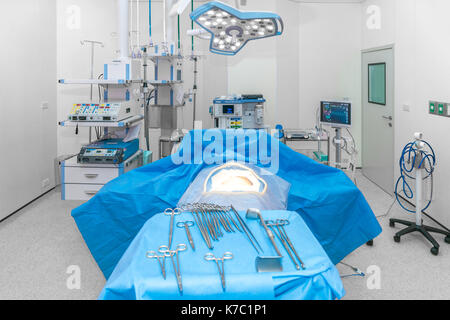 Innenansicht des Op-Ausrüstung und medizinische Geräte in modernen Betriebssystemen Zimmer im Krankenhaus. Stockfoto