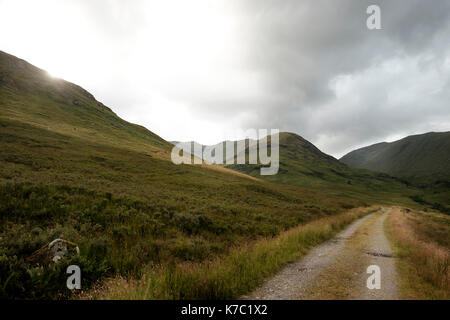 Eine Spur von Loch Awe, die bis lookiing die Glen von Allt Mhoille, Argyll, Schottland Stockfoto