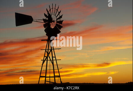 Windmühle Sonnenuntergang auf Sodhouse Straße, Harney County, Oregon Stockfoto