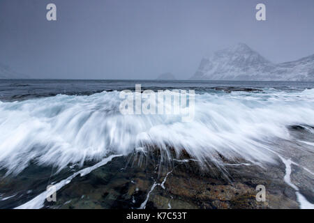 Wellen auf die Felsen des kalten Meer. haukland. lofoten in Nordnorwegen Europa Stockfoto