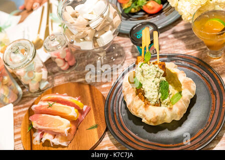 Hähnchen-Spieße auf gedeckten Tisch für das Abendessen Stockfoto